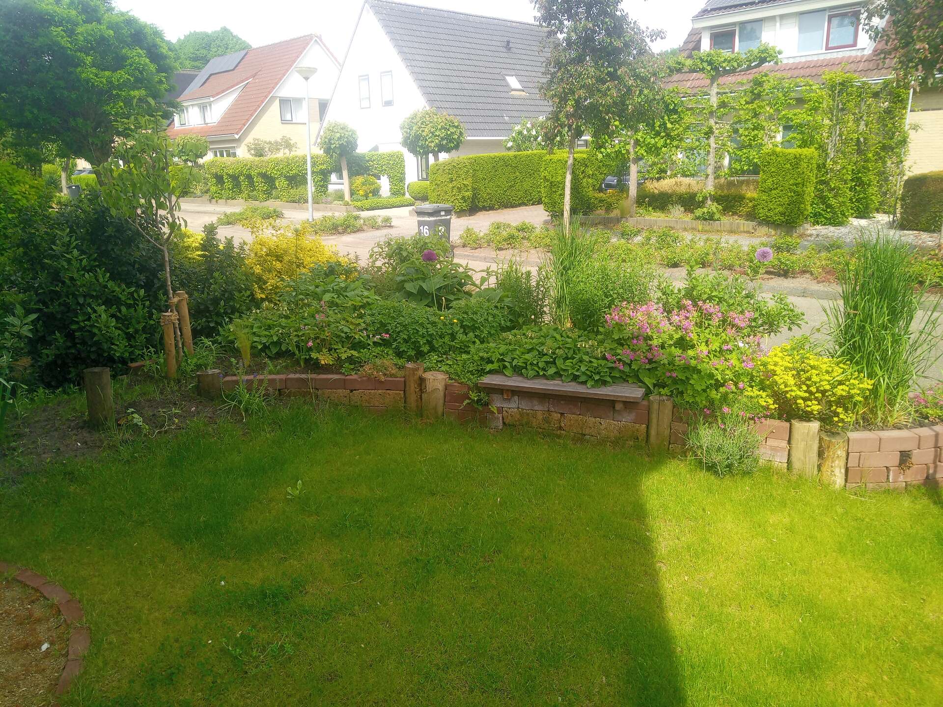 Voorbeeld strakke tuin duurzaam tuinfluiter
