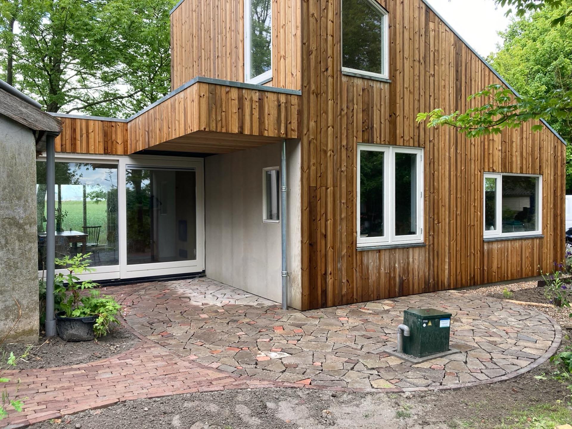 mozaik paadjes bij een moderne aanbouw