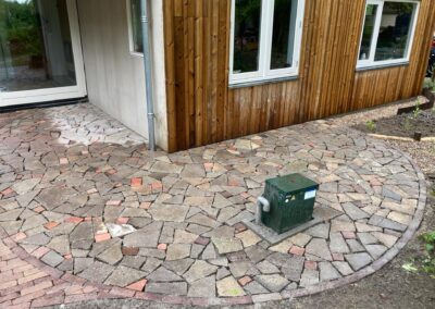 de bestrating rondom het huis