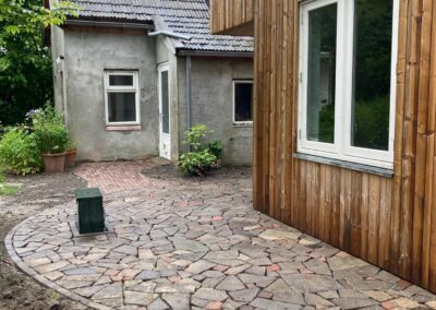 de bestrating rond het huis