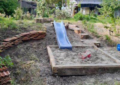 zandbak glijbaan en klimelementen
