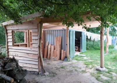 Houten schuurtje in aanbouw