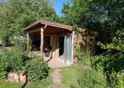 Houten schuur met overkapping