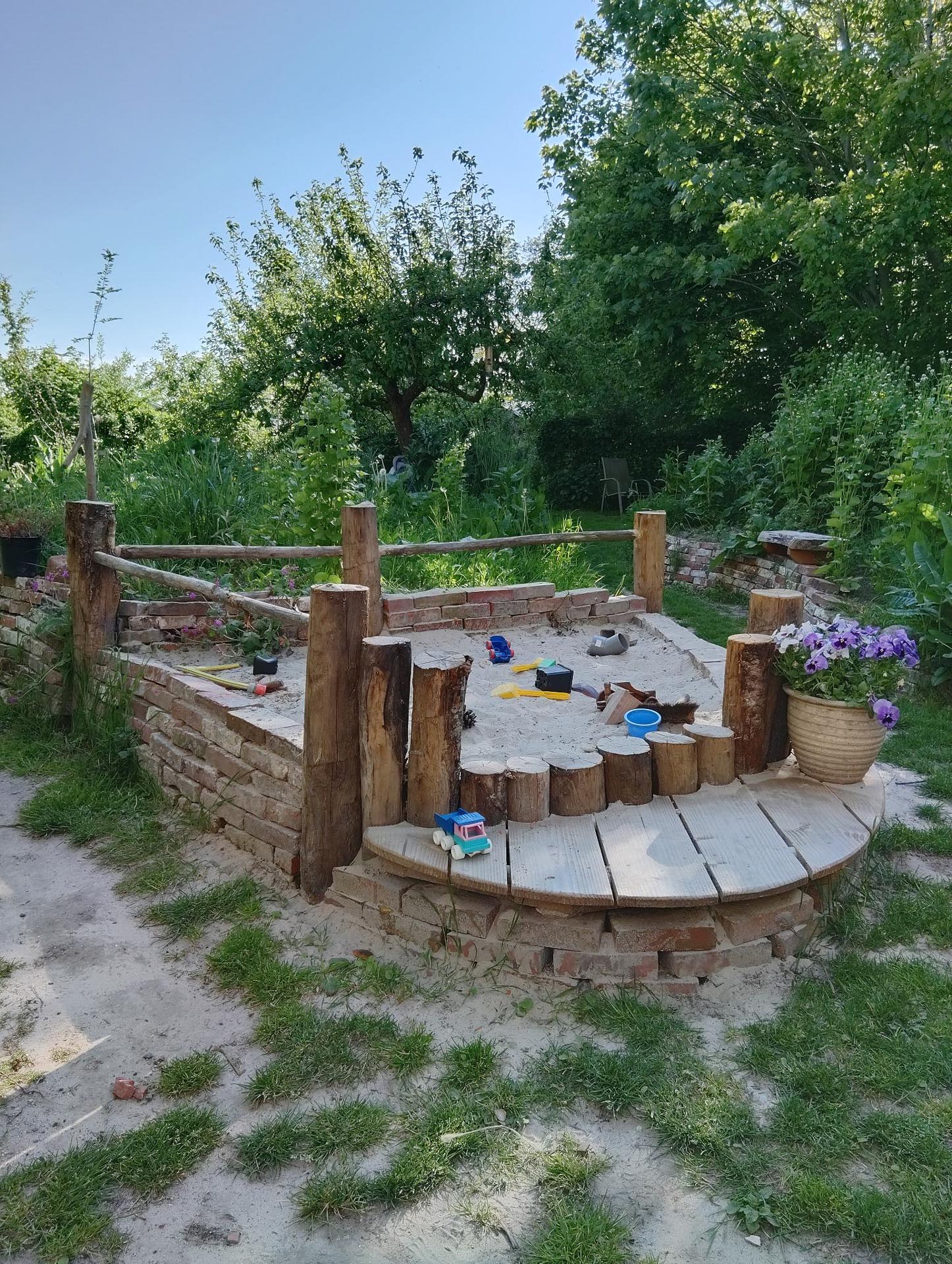 zandbak met natuurlijke materialen