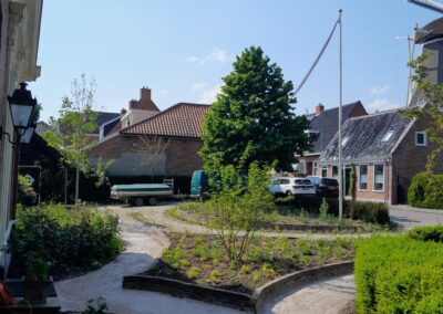 Voortuin met paadjes en verhoogde bedden