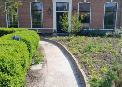 Voortuin Pastorie Winsum met paden
