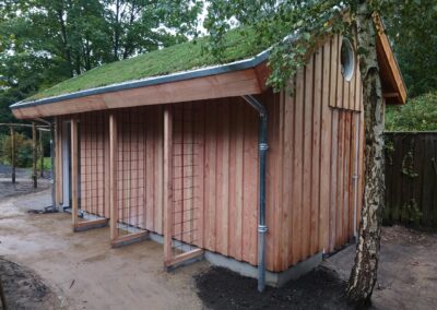 sedumdag tuingebouw berging - houten constructie met schuin groen dak - tuinfluiter hovenier groningen