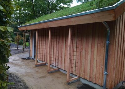 tuingebouw berging houten constructie met sedumdak en afvoer - tuinfluiter hovenier groningen