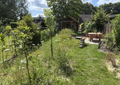 Gemaaid graspad door de bloemenweide richting het terras
