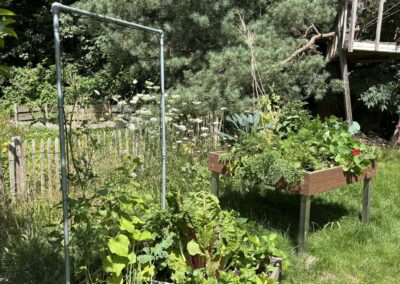 Verhoogde houten moestuinbak in het gazon