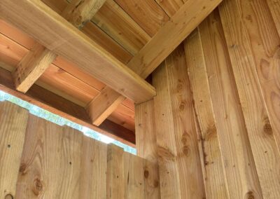 Houten dakconstructie van de tuinschuur met lichtstrook