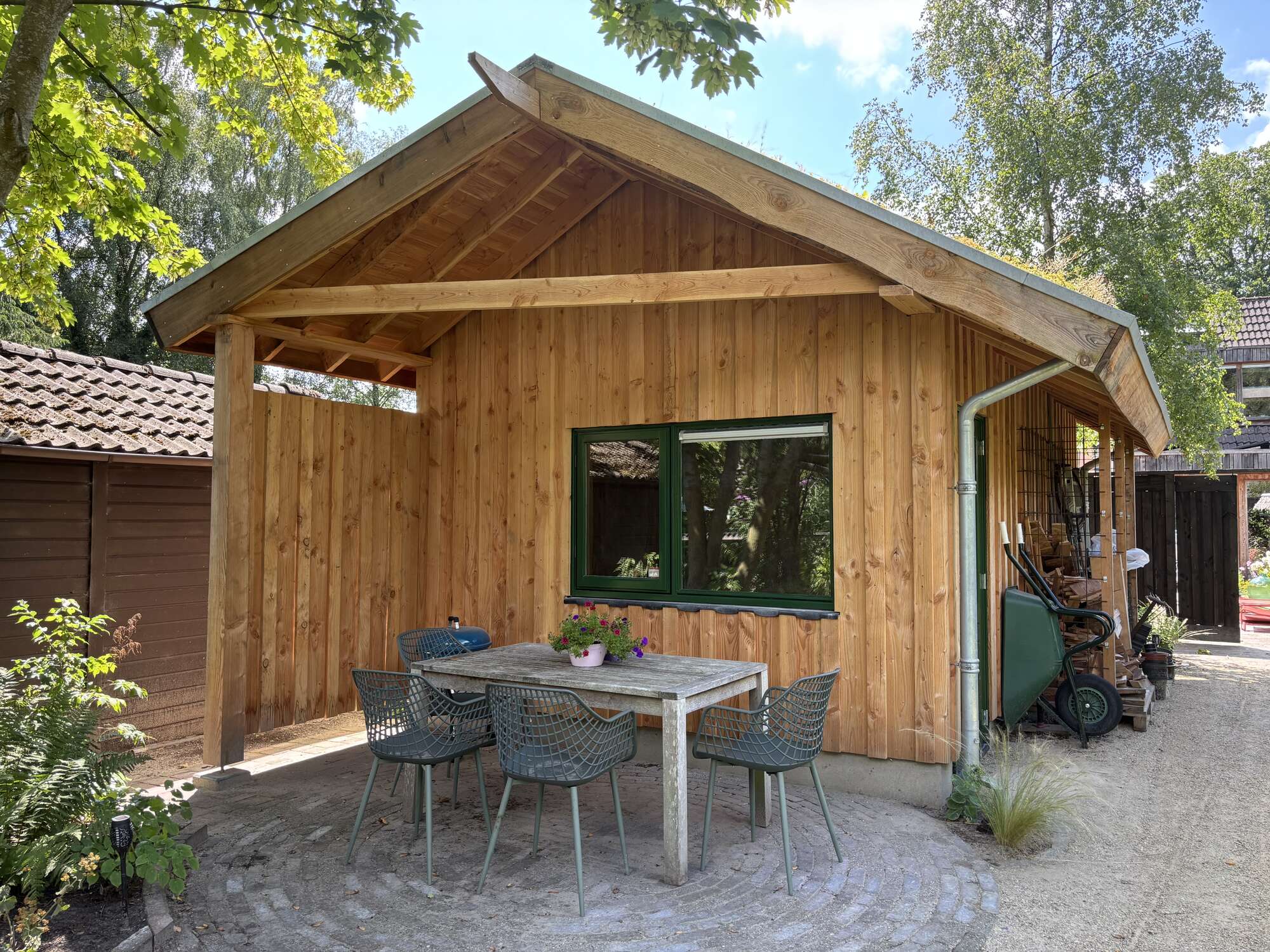 Natuurlijke tuin met schuur en sedumdak in Glimmen